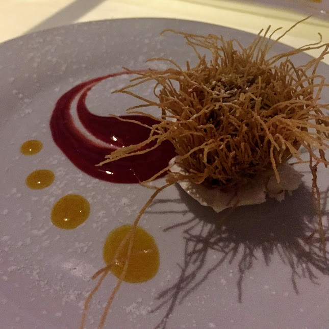 Chocolate sea urchin, O Restaurant